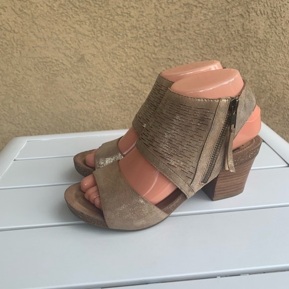 Sofft suede perforated tan glittery sandals size 6M - Picture 4 of 16